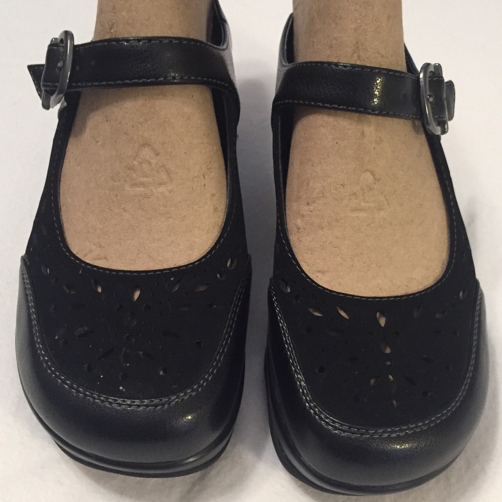 White Mountain Perforated Top Shoes. size 7